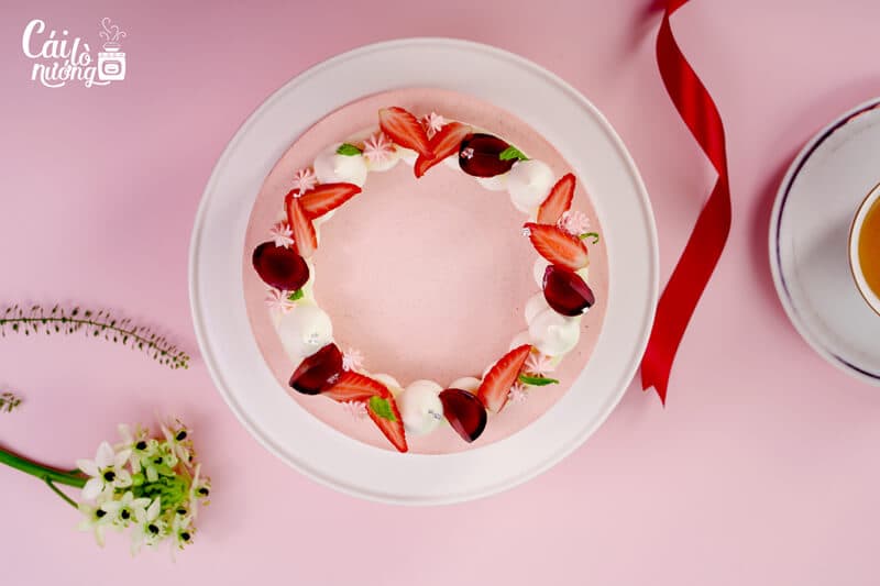 Mẫu bánh sinh nhật màu hồng dễ thương, hot trend 2025